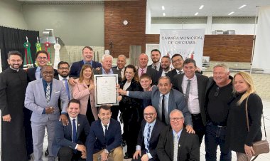 Aos 70 anos, Estevão Pierini recebe moção de aplausos da Câmara de Criciúma e celebra lançamento de livro