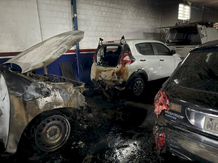 Incêndio destrói caminhonete e atinge outros veículos em oficina no Rio Maina