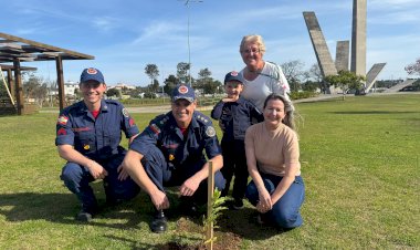 Bombeiros realizam plantio de mais de 140 mudas de árvores