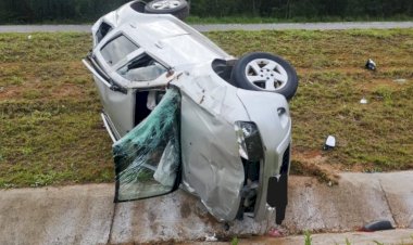 MULHER PERDE CONTROLE DE VEÍCULO E CAPOTA NA VIA RÁPIDA