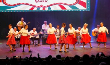 Show de Talentos da Afasc: Terceira Idade encanta com alegria e emoção no Teatro Elias Angeloni