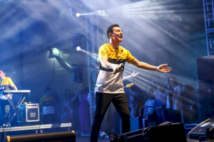 Show com Leandro Borges reúne 20 mil pessoas em noite histórica de celebração do centenário de Criciúma