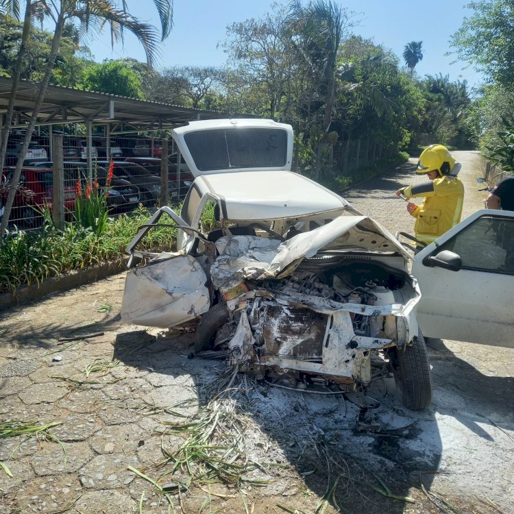 ACIDENTE ENTRE CAMIHÃO E VEÍCULO DEIXA MOTORISTA FERIDO EM IÇARA