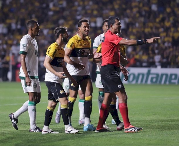 GOIÁS VENCE PELA PRIMERA VEZ NO HERIBERTO HULSE E COMPLICA SITUAÇÃO DO TIGRE
