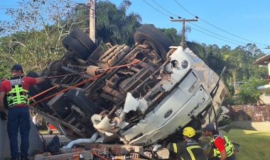 CAMINHÃO CARREGADO DE BANANA BATE EM MURO DE RESIDÊNCIA EM CRICIÚMA