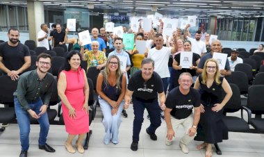 Prefeitura de Criciúma entrega escrituras a 55 famílias