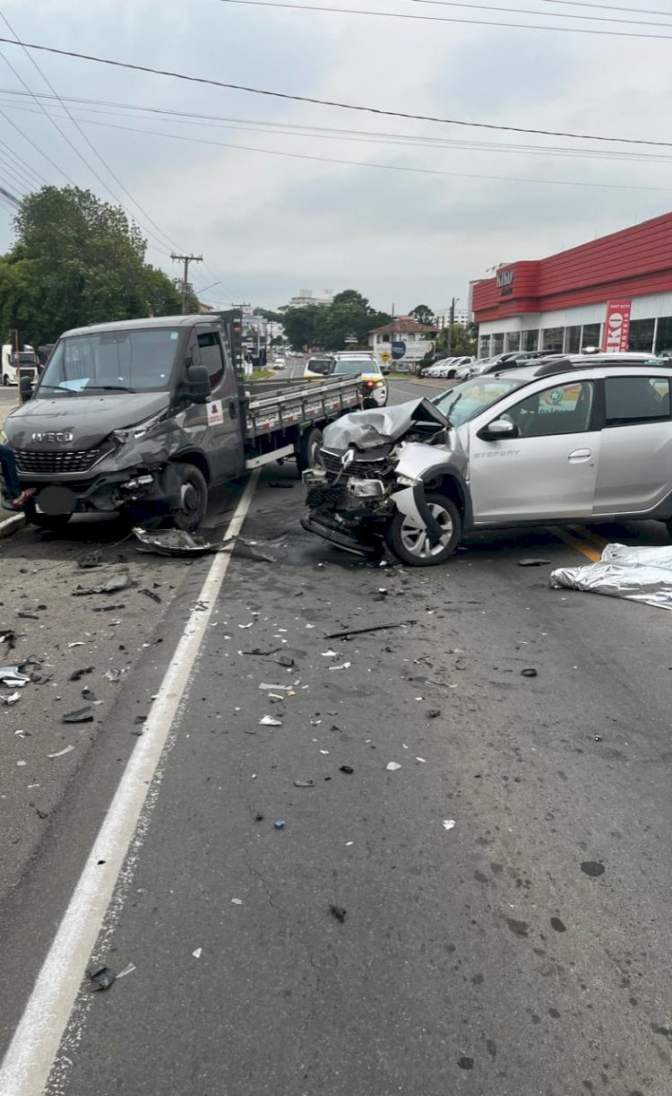 MOTORISTA TEM MAU SÚBITO E MORRE APÓS COLIDIR EM CAMINHÃO