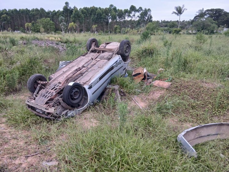 MULHER CAPOTA VEÍCULO COM UMA BEBÊ DE 10 MESES DENTRO DO VEÍCULO