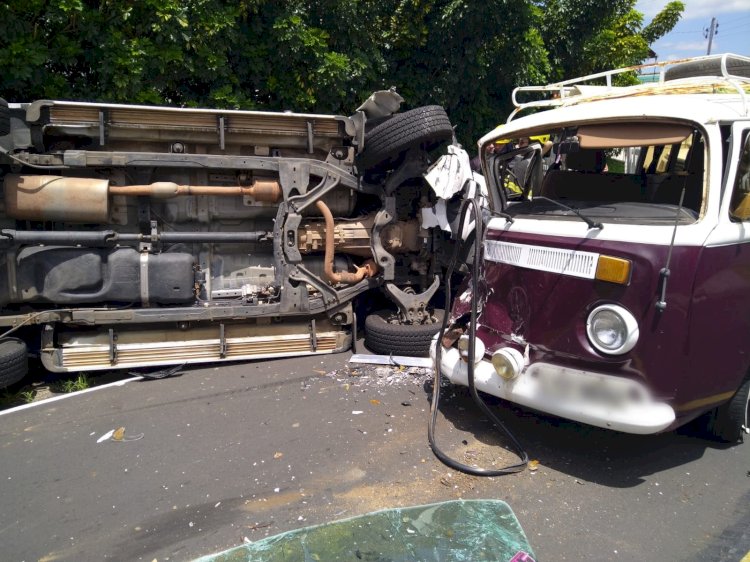 ACIDENTE ENVOLVENDO DOIS VEÍCULOS DEIXA TRÊS FERIDOS NO BAIRRO CIDADE MINEIRA VELHA