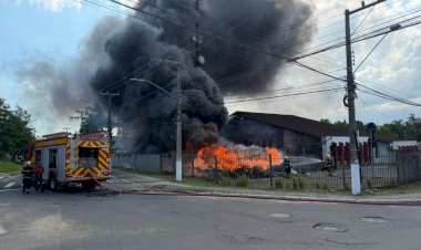 INCÊNDIO  EM FIOS OBSOLETOS EM UMA EMPRESA DE TELEFONIA DESATIVADA NO B. UNIVERSITARIO MOBILIZA BOMBEIROS