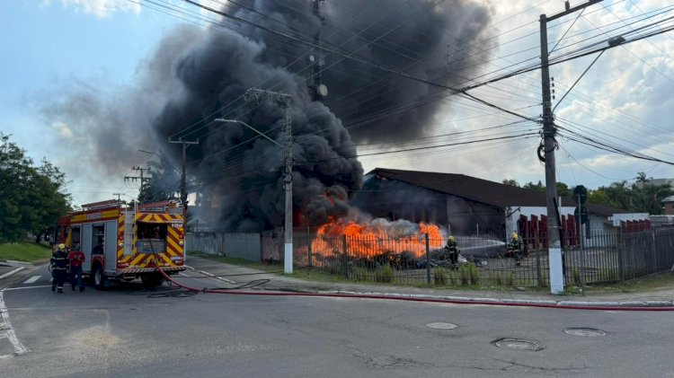 INCÊNDIO  EM FIOS OBSOLETOS EM UMA EMPRESA DE TELEFONIA DESATIVADA NO B. UNIVERSITARIO MOBILIZA BOMBEIROS
