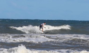 Surfista e engenheiro desenvolve prancha baseada em ciência durante mestrado na Unesc