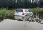 MOTORISTA TENTA PASSAR EM RUA ALAGADA E FICA PRESO DENTRO DE VEÍCULO EM CRICIÚMA