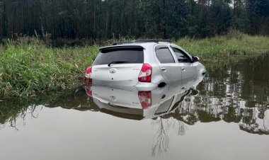 MOTORISTA TENTA PASSAR EM RUA ALAGADA E FICA PRESO DENTRO DE VEÍCULO EM CRICIÚMA
