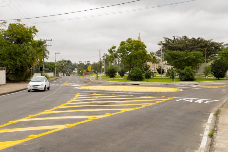 Nova rotatória no bairro Santa Augusta garante fluidez ao trânsito e segurança em área escolar