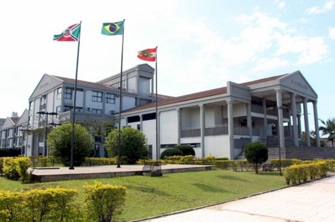 Homem é condenado a mais de 26 anos de prisão por feminicídio da tia em Criciúma