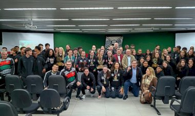 Delegação de Criciúma que disputou os Joguinhos Abertos é recebida pelo prefeito e vice no Paço Municipal