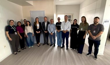Casa de Acolhimento para mulheres vítimas de violência recebe visita de autoridades da rede de proteção de Criciúma