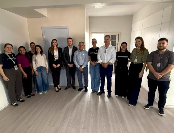 Casa de Acolhimento para mulheres vítimas de violência recebe visita de autoridades da rede de proteção de Criciúma