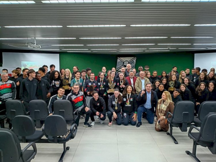 Delegação de Criciúma que disputou os Joguinhos Abertos é recebida pelo prefeito e vice no Paço Municipal