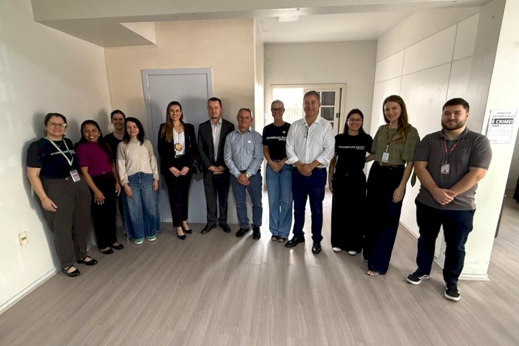 Casa de Acolhimento para mulheres vítimas de violência recebe visita de autoridades da rede de proteção de Criciúma