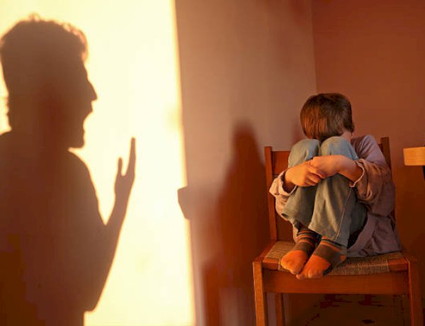 PAIS SÃO DENUNCIADOS PELA DIREÇÃO DE ESCOLA DE MAUS TRATOS CONTRA CRIANÇAS