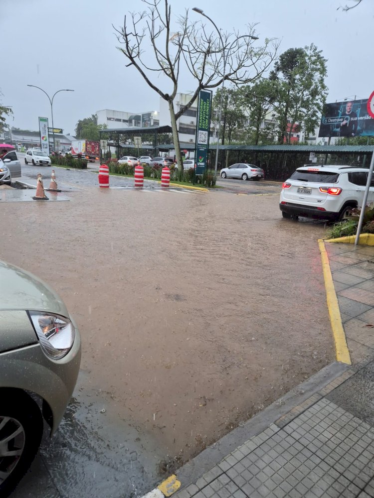 Equipes da Prefeitura de Criciúma atuam diante de impactos provocados pela chuva
