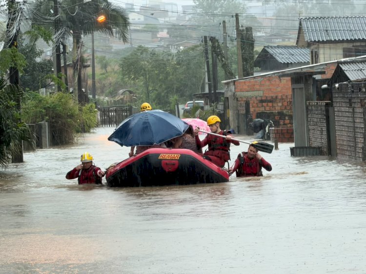 Chuva intensa provoca alagamentos e mobiliza Bombeiros em Criciúma