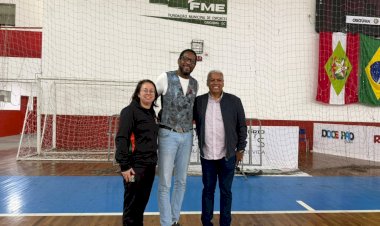 Recordista mundial de salto em altura visita a Fundação Municipal de Esportes de Criciúma