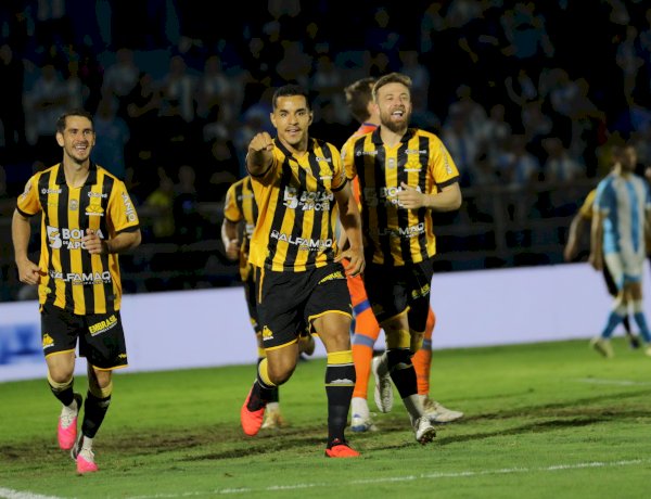 Criciúma vence Londrina no Paraná com dois gols de Yuri Tanque e entra no G-4