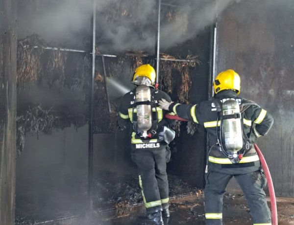 BOMBEIROS SÃO ACIONADOS PARA COMBATER INCÊNDIOEM ESTUFA DE FUMO