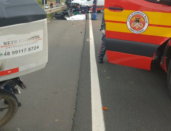 MOTOCICLISTA COLIDE EM RETROESCAVADEIRA E MORRE NA VIA RÁPIDA