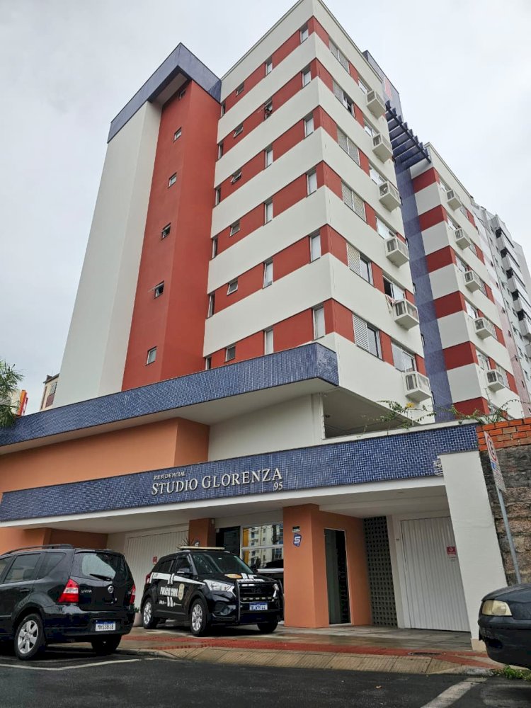 POLÍCIA CIVIL FAZ SIMULAÇÃO DE UMA MULHER QUE MORREU APÓS CAIR DO SÉTIMO ANDAR EM CRICIUMA