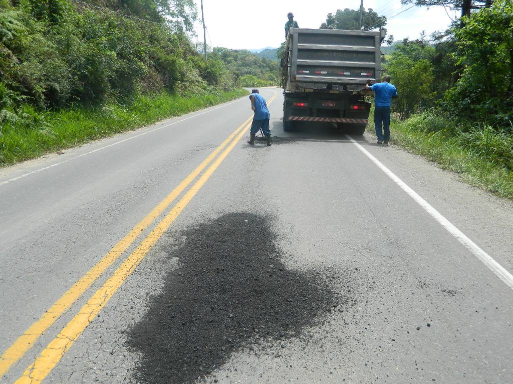 ADR realiza operação tapa buracos na região