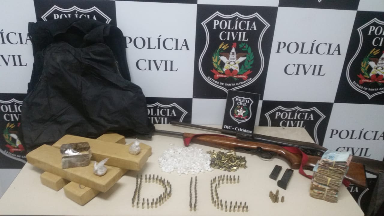 DIC CRICIÚMA APREENDE 5 KG DE MACONHA,  COCAÍNA, PRENSA HIDRÁULICA PARA DROGAS, ARMAS, MUNIÇÃO, E MAIS R$15 MIL EM DINHEIRO