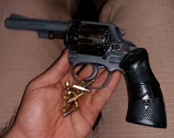 Polícia prende jovem com revolver