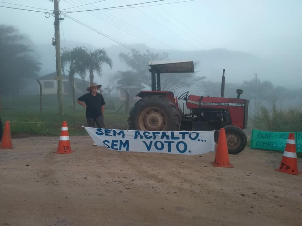 Moradores fazem protesto por melhorias