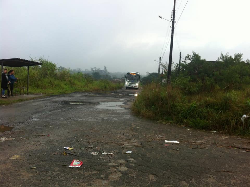 PROBLEMA DE ESTRADA DEIXA MORADORES SEM ÔNIBUS