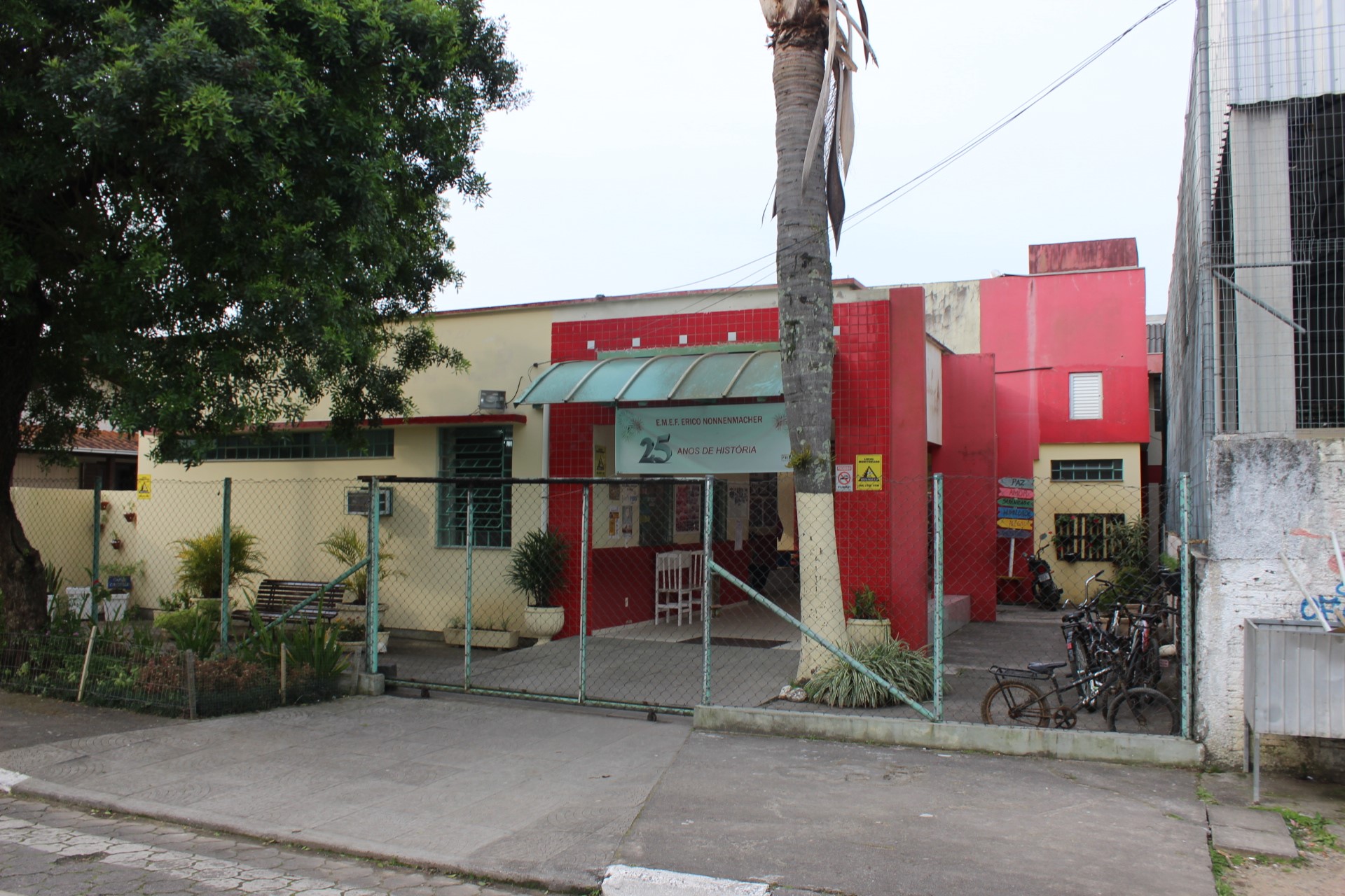 Secretaria de Educação estuda transferência de estudantes no bairro Pinheirinho