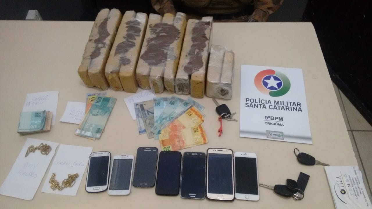 POLÍCIA MILITAR PRENDE 2 CASAIS COM 10 KG DE MACONHA NA BOA VISTA