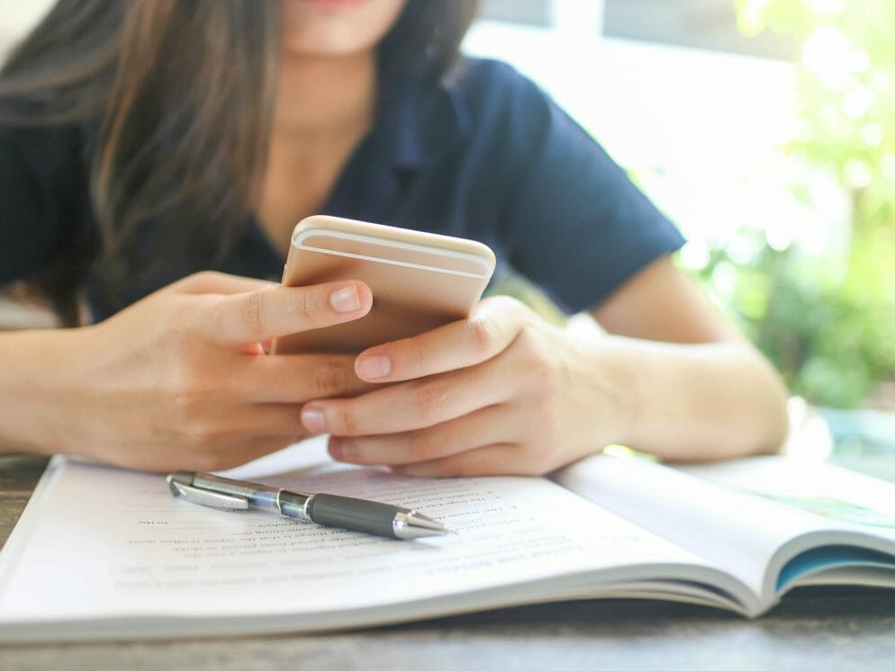 Médico alerta na postura ao usar o celular