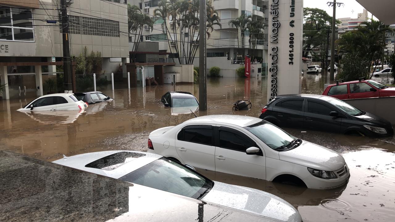 Equipes da prefeitura trabalham na limpeza da cidade após rápido escoamento da chuva