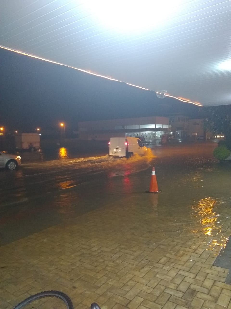 CHUVA ALAGA CASAS NO BAIRRO SANTA CRUZ FORQUILHINHA