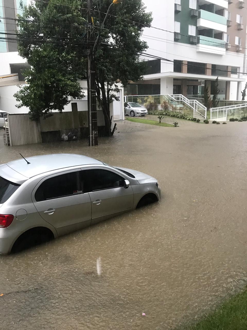 Bairros e área central são atingidos pelas chuvas em Criciúma