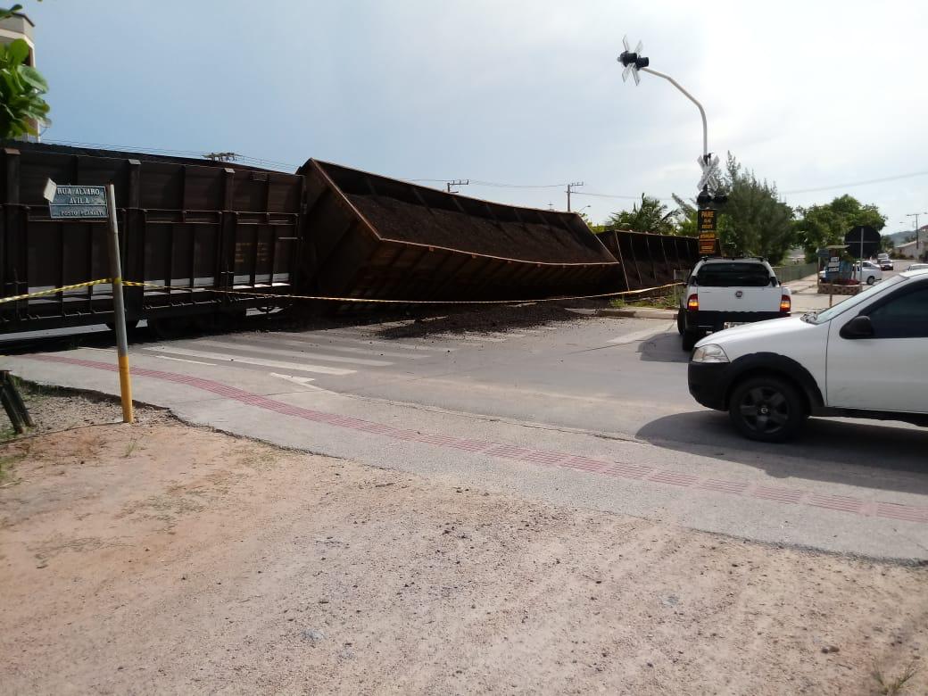 TREM COM 40 VAGÕES  DE CRICIÚMA TOMBA ENTRE SANGÃO E MORRO GRANDE