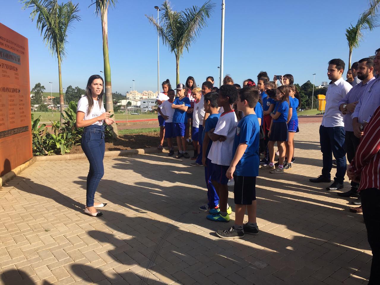 Estudantes aliam teoria e prática em aula de Matemática na atafona do Parque dos Imigrantes