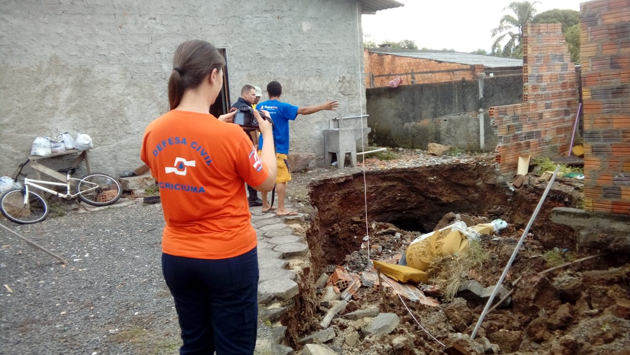 Canal Auxiliar que rompeu na Avenida Progresso será concertado