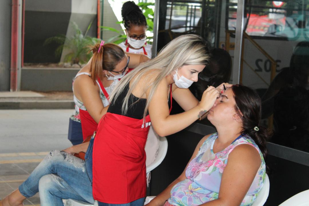 Projeto da ACTU proporciona tarde de beleza às mamães que passaram pelo Terminal Central