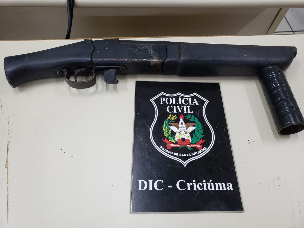 DIC de Criciúma apreende arma de fogo com acusado de homicídio