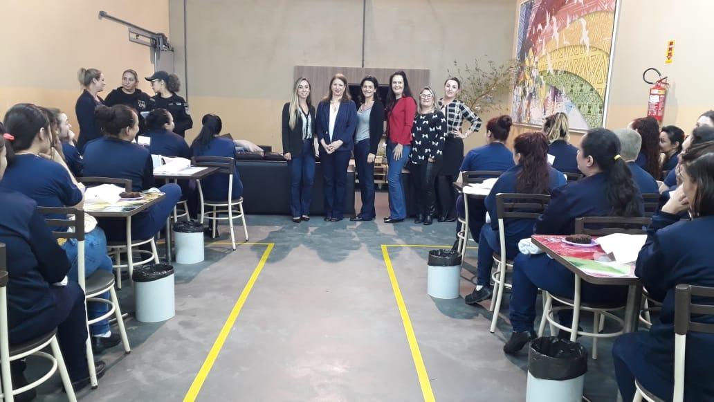 Equipe do Creas de Içara realiza socialização com mulheres presas na Penitenciária Sul